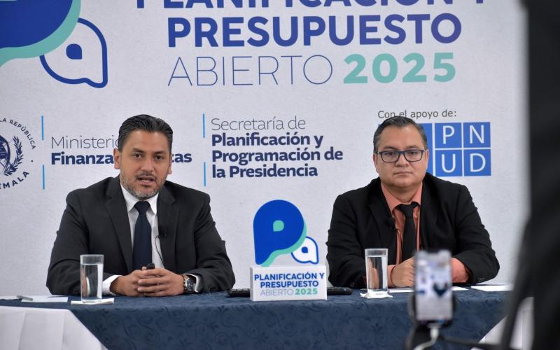 Edvan Marroquín, director de Preinversión de SEGEPLAN, y Camilo Sandoval, de la Dirección de Transparencia Fiscal del Minfin.
