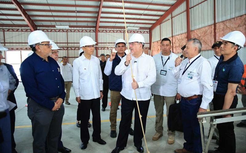 Presidente Arévalo visita Centro de Transformación e Investigación del Bambú