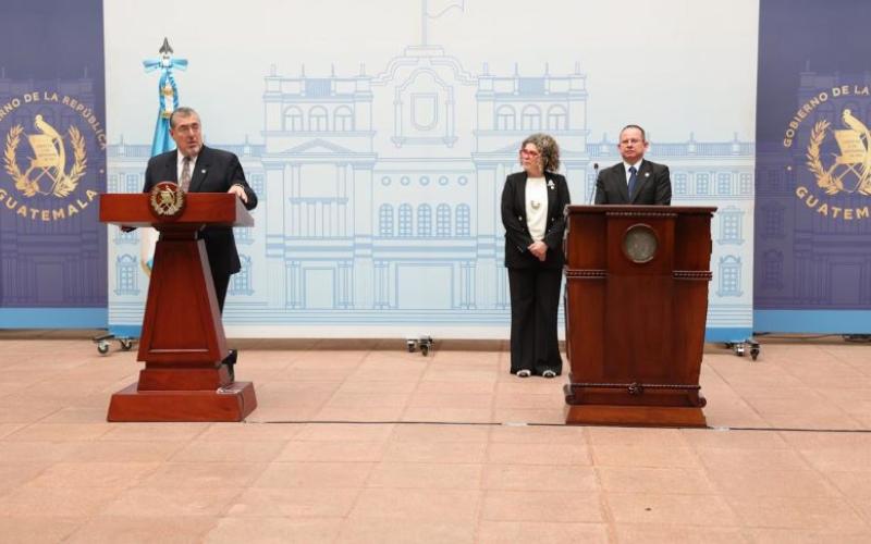 El presidente Arévalo (Izq) presentó las nuevas medidas, acompañado de la ministra de Economía, Gabriela García y el ministro de Desarrollo Social, Abelardo Pïnto.