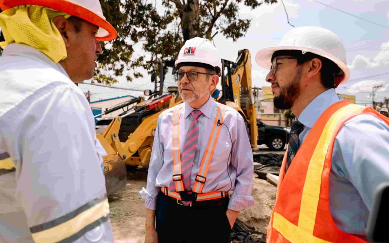 El ministro de Comunicaciones, Infraestructura y Vivienda, Dr. Félix Alvarado, se hizo presente en la avenida Petapa y 53 calle de la zona 12, con el fin de verificar el reinicio de la construcción del paso a desnivel en ese lugar, a cargo de la empresa CEBCO.
