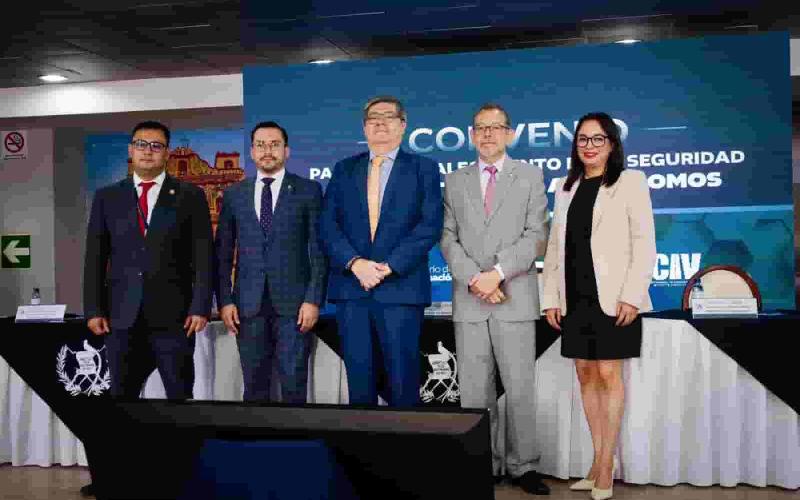 El Ministerio de Gobernación (MINGOB) y el Ministerio de Comunicaciones, Infraestructura y Vivienda (CIV) a través de la Dirección General de Aeronáutica Civil (DGAC) firmaron el “Convenio de Cooperación Interinstitucional para el fortalecimiento de la seguridad en aeropuertos y aeródromos”, el cual permitirá coordinar y desarrollar de forma conjunta acciones destinadas a fortalecer y garantizar la seguridad en los aeropuertos internacionales y en los aeródromos de Guatemala administrados por la DGAC.