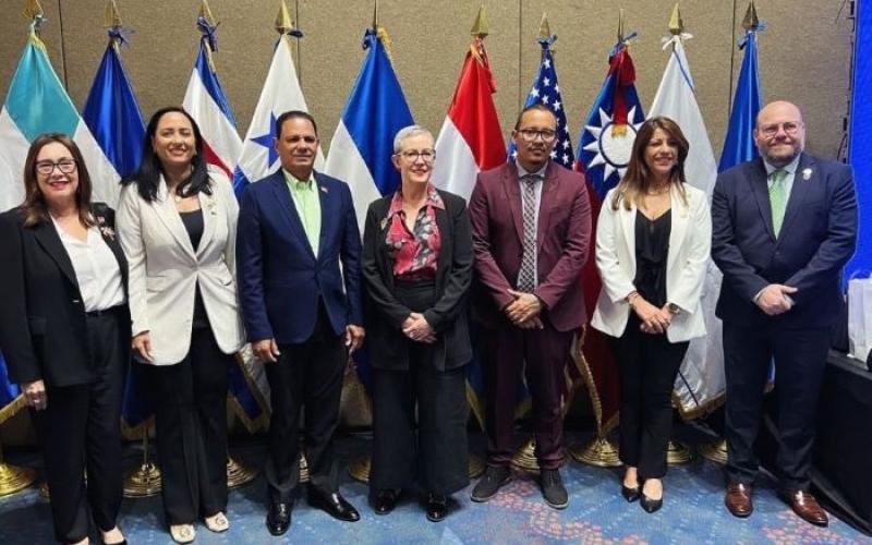 La viceminitra de Desarrollo de la Mipyme, Elizabeth Ugalde (centro) durante la foto de grupo de la reuniòn.