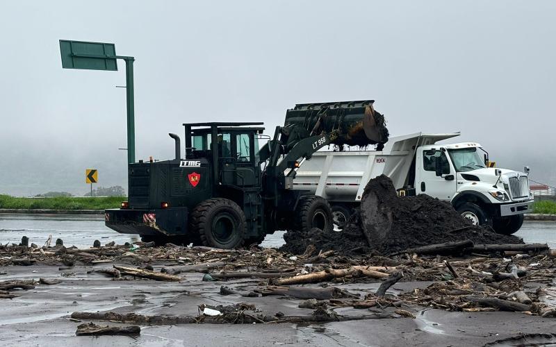Ingenieros Militares dan respuesta a la emergencia suscitada en la carretera CA-9 Sur.