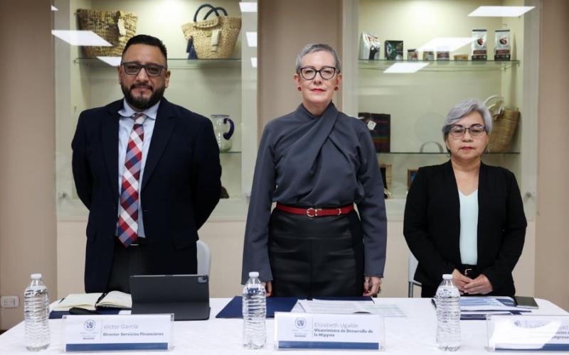 De izquierda a derecha se observa a Víctor García, Director de Servicios Financieros de la MIPYME; Elizabeth Ugalde, viceministra de Desarrollo de la MIPYME y Julia Rodríguez, Directora de Servicios de Desarrollo Empresarial de la MIPYME.