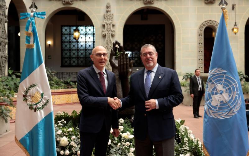 Luego de la reunión, Arévalo y Türk compartieron y platicaron con varios niños en el Patio de la Paz, del Palacio Nacional de la Cultura.