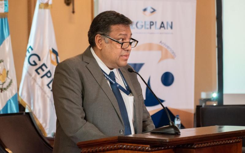 Secretario de SEGEPLAN Carlos Mendoza en su participación en el Conversatorio ¿cómo podemos llegar hacia a la Innovación de Políticas Públicas?