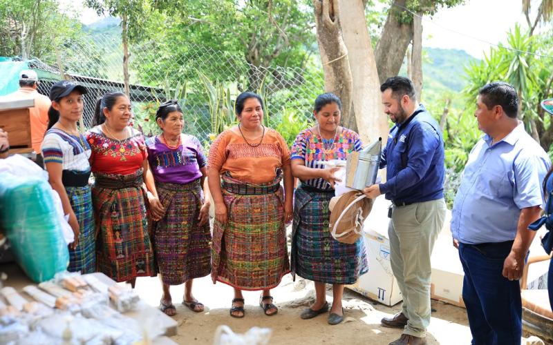 Apicultores de Rabinal reciben insumos para aumentar producción