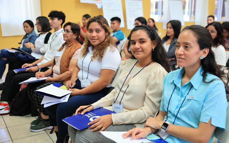 Brindan taller de liderazgo a jóvenes del programa de Servicio Cívico