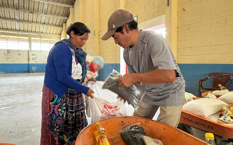 Brindan asistencia alimentaria a familias quetzaltecas