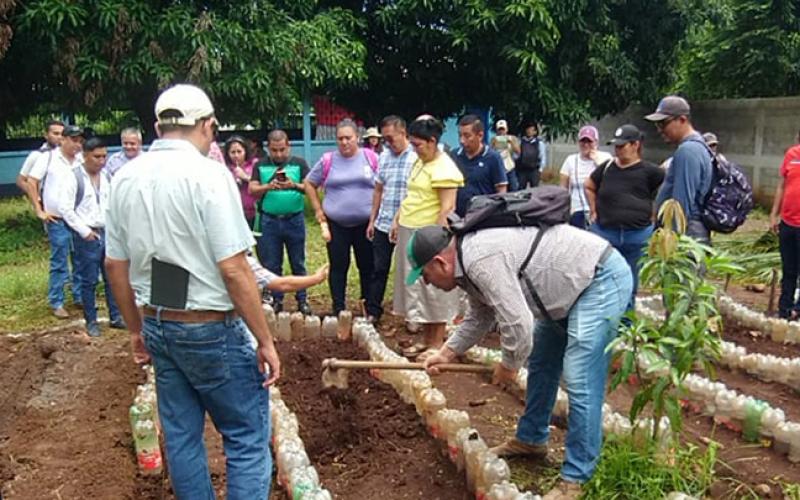 Capacitan a directores de centros educación para implementar huertos escolares