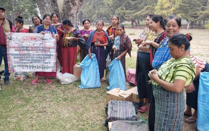 Capacitan a miembros de CADER de Santiago Atitlán en manejo de aves de traspatio
