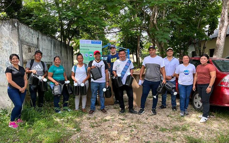 Centros educativos del Petén reciben regaderas para Huertos Escolares