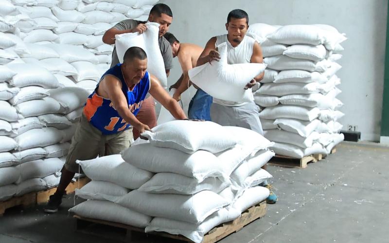 Distribuyen alimentos para afectados por lluvias