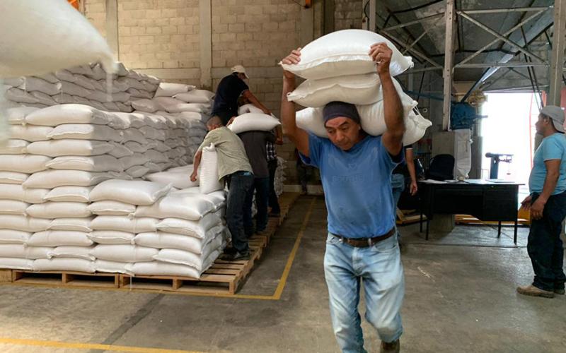 Entregan alimentos a familias afectadas por incendios forestales