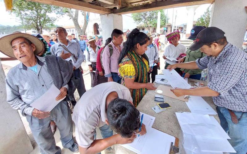 Entregan fertilizantes y semillas en Quiché