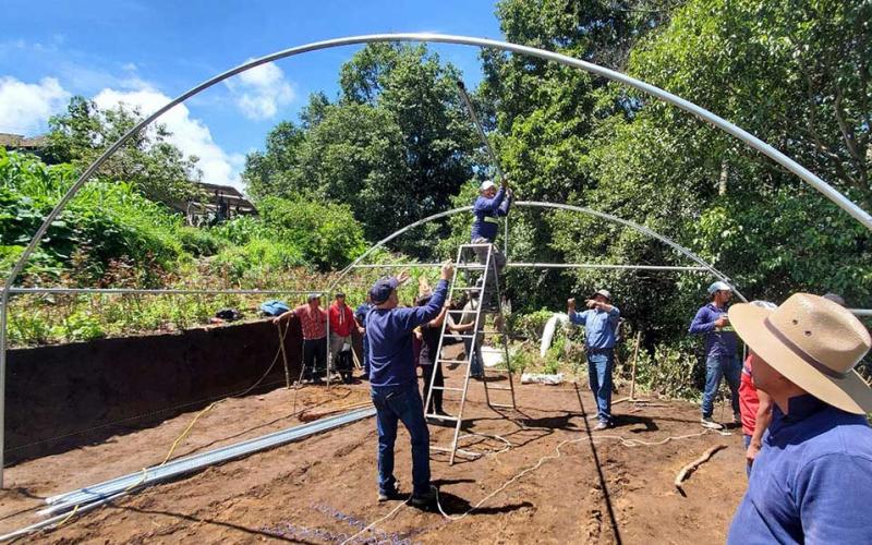 Entregan invernaderos para cultivo de flores en Sibinal