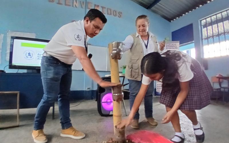 Estudiantes realizan prácticas de huerto familiar y reciben insumos