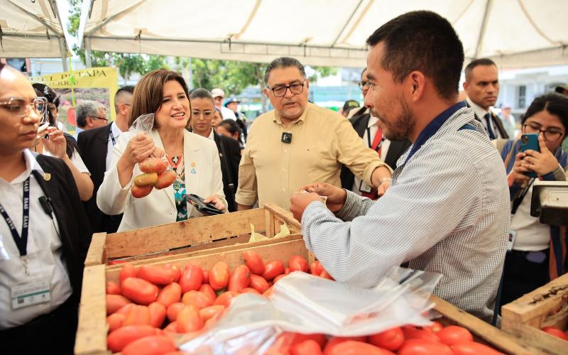 Gran afluencia en Feria del Agricultor de Plaza Barrios