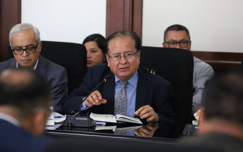 Ministro Ventura pide hacer eficientes a las empresas eléctricas municipales