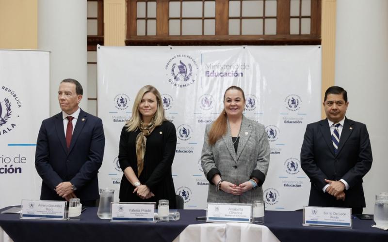 EAutoridades del Banguat,Mineco, Mineduc y SIB firmaron el convenio.