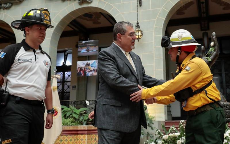 Presidente reconoce el valor de las brigadas contraincendios forestales del sistema CONRED