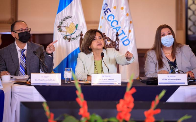 La vicepresidenta Karin Herrera durante la reunión con SECCATID.