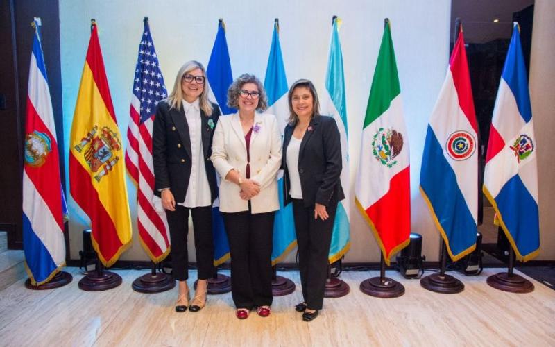 La ministra de Economía, Gabriela García (centro) presidió el evento.