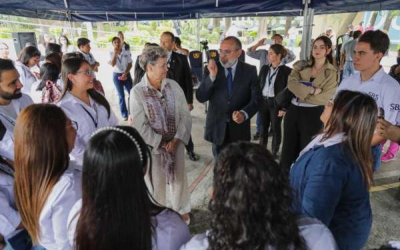 La Primera Dama, doctora Lucrecia Peinado, acompañó a los trabajadores de la SBS en la celebración de su día