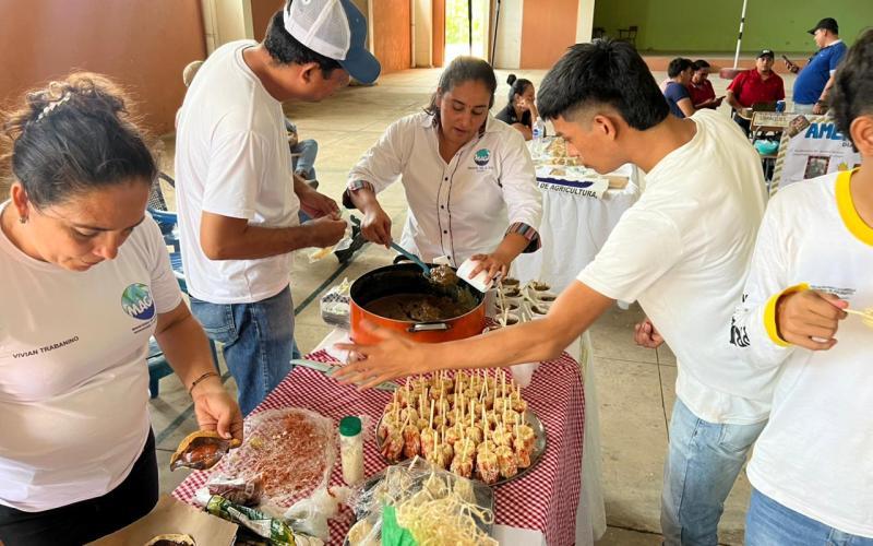 Comparten conocimientos del maíz con estudiantes