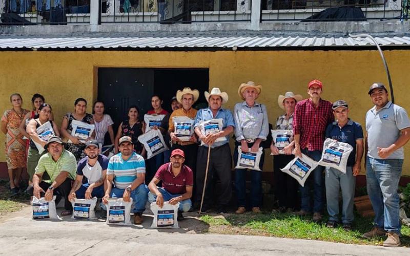Entregan de semilla mejorada en San Juan Ermita