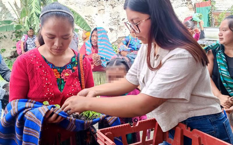 Entregan pilones de hortalizas en Sacatepéquez