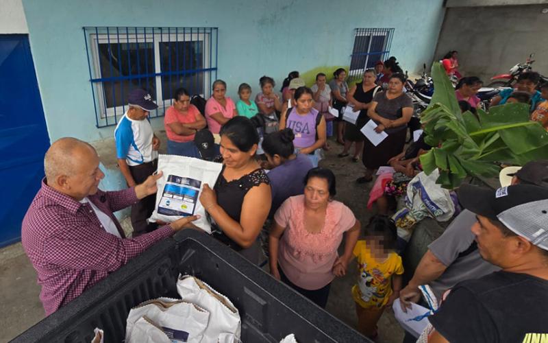 Entregan semillas de sorgo a pequeños agricultores y agricultoras