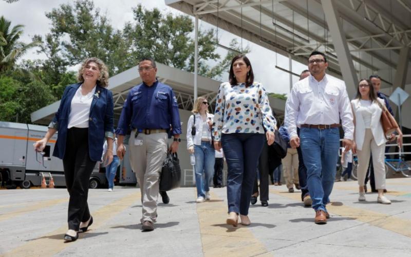 La ministra de economía de Guatemala, Gabriela García (1ra de izq. a der.) y la ministra de  economía de El Salvador, María Luisa Hayem (tercera de izq. a der.) se reunieron em el recinto aduanero de Angiatú.
