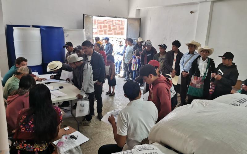 Familias agricultoras de Santiago Chimaltenango reciben fertilizantes