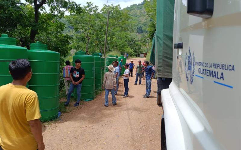 Familias reciben silos para conservación de granos