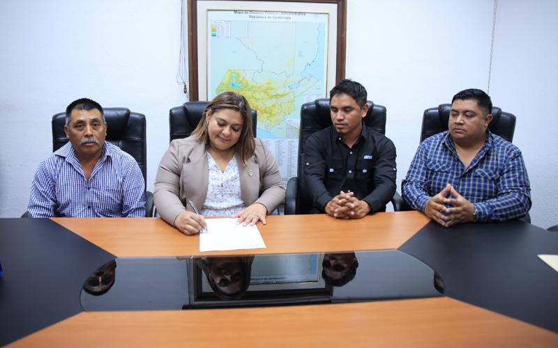 Firman Convenios Administrativos con dos cooperativas