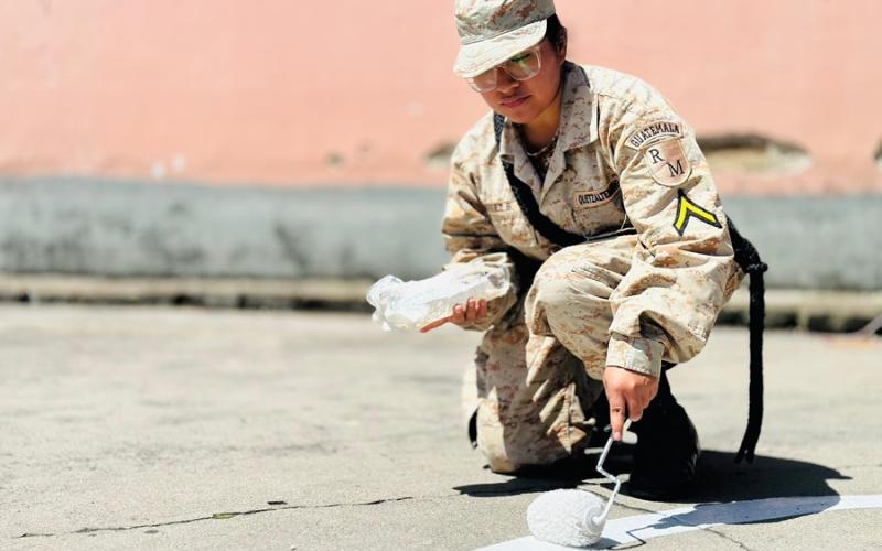 Ejército de Guatemala contribuye con limpieza, ornato y remozamiento de establecimientos educativos en Quetzaltenango y Sololá.