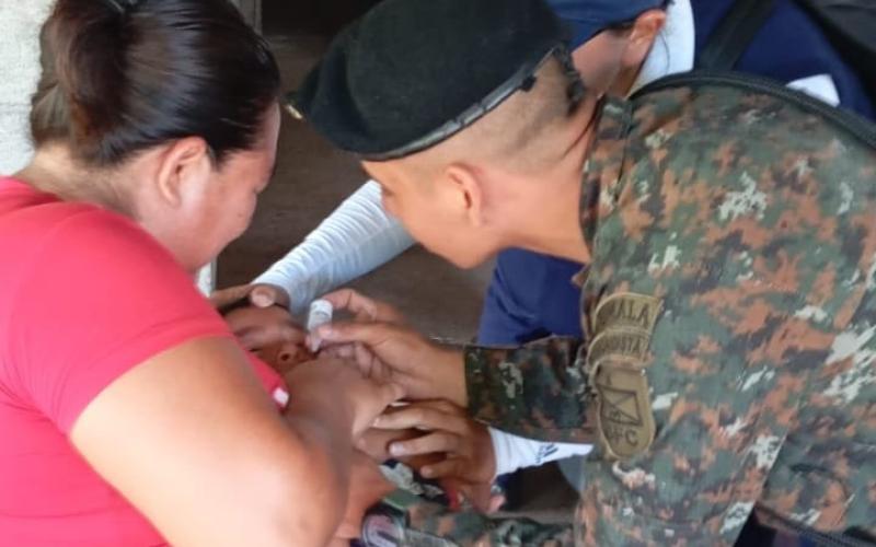 Ejército de Guatemala apoya la campaña de vacunación contra la polio y sarampión.