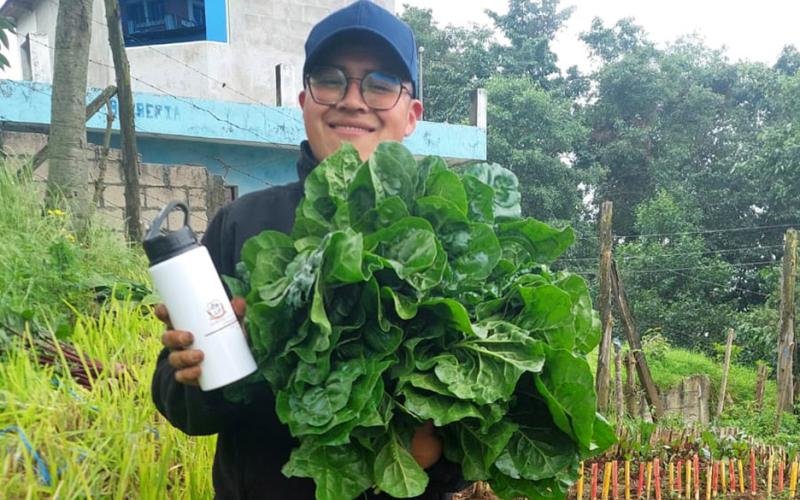 Huertos escolares dan primeras cosechas