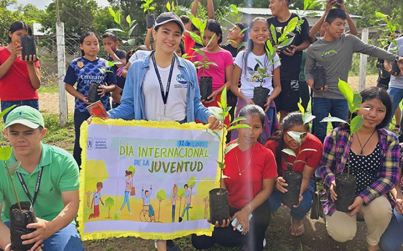 Jóvenes celebran el Día Internacional de la Juventud con jornada de reforestación en Petén