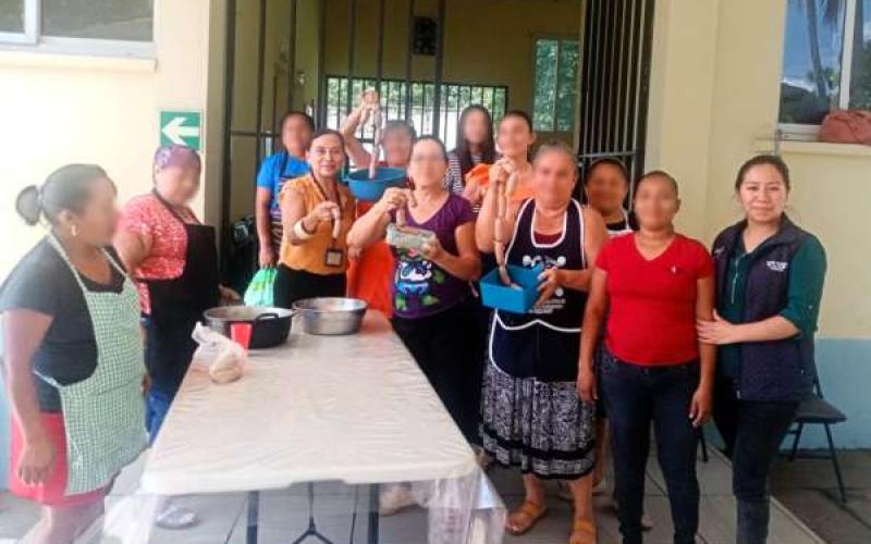 Madres y padres de Medidas Socioeducativas de Coatepeque aprendieron a hacer longanizas en un taller de emprendimiento