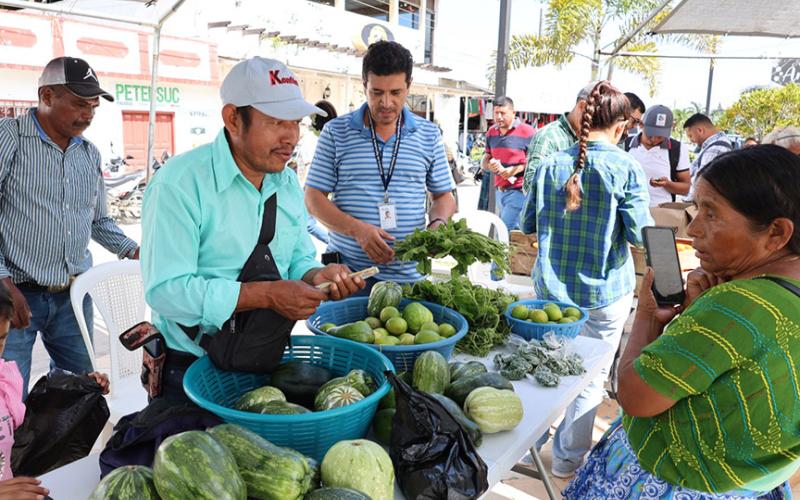 Miembros de los CADER participan en Feria del Agricultor