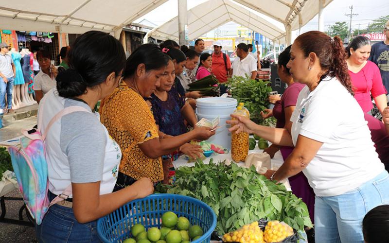 Productores de siete municipios exponen en Feria del Agricultor de Petén
