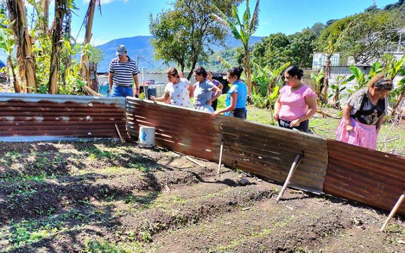 Supervisan huertos periurbanos de Amatitlán