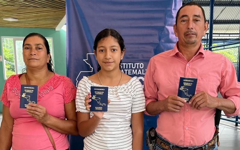 Pobladores de Baja Verapaz reciben pasaporte tramitados  durante Jornada de Servicios Integrados