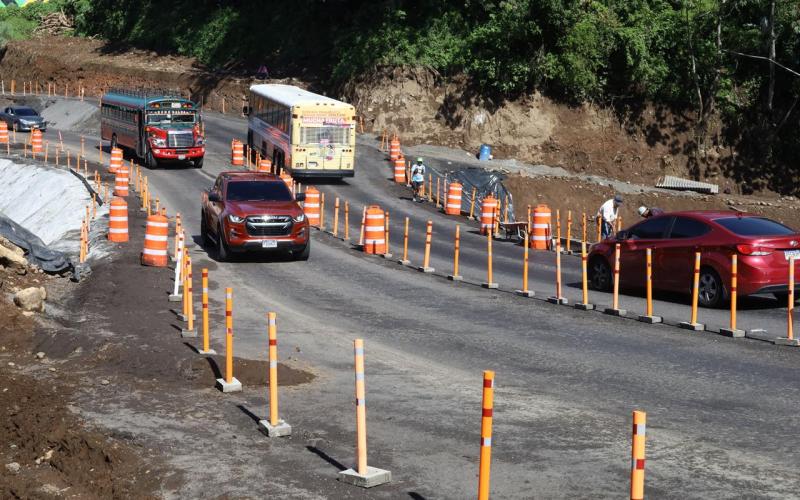 El Ministerio de Comunicaciones, Infraestructura y Vivienda (CIV) ha habilitado dos carriles, uno en cada dirección, en el kilómetro 44 de la Autopista Palín-Escuintla (APE). Se recomienda a los usuarios moderar su velocidad en el área, respetar la señalización y seguir las indicaciones de PROVIAL en todo momento.