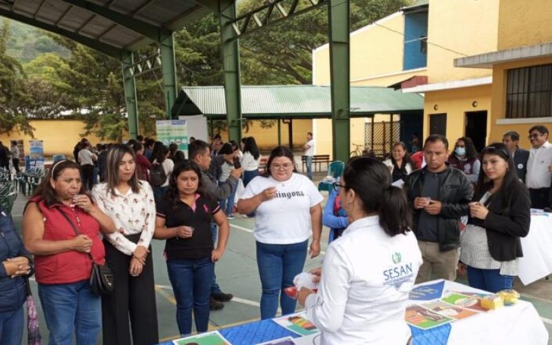 La SESAN promueve alimentación saludable en feria distrital con actividades lúdicas