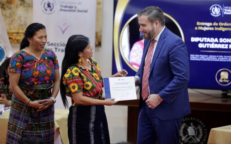 Este reconocimiento se entrega a las mujeres indígenas que han destado en distintas áreas.