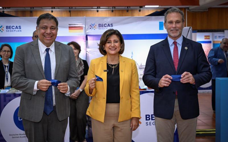 Vicepresidenta Karin Herrera  en Feria de Becas SEGEPLAN