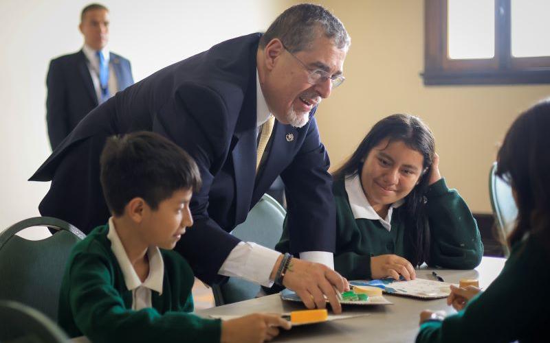 240913 NIÑOS REALIZAN ARTE RECICLADO EN CELEBRACIÓN DE LOS 203 AÑOS DE INDEPENDENCIA